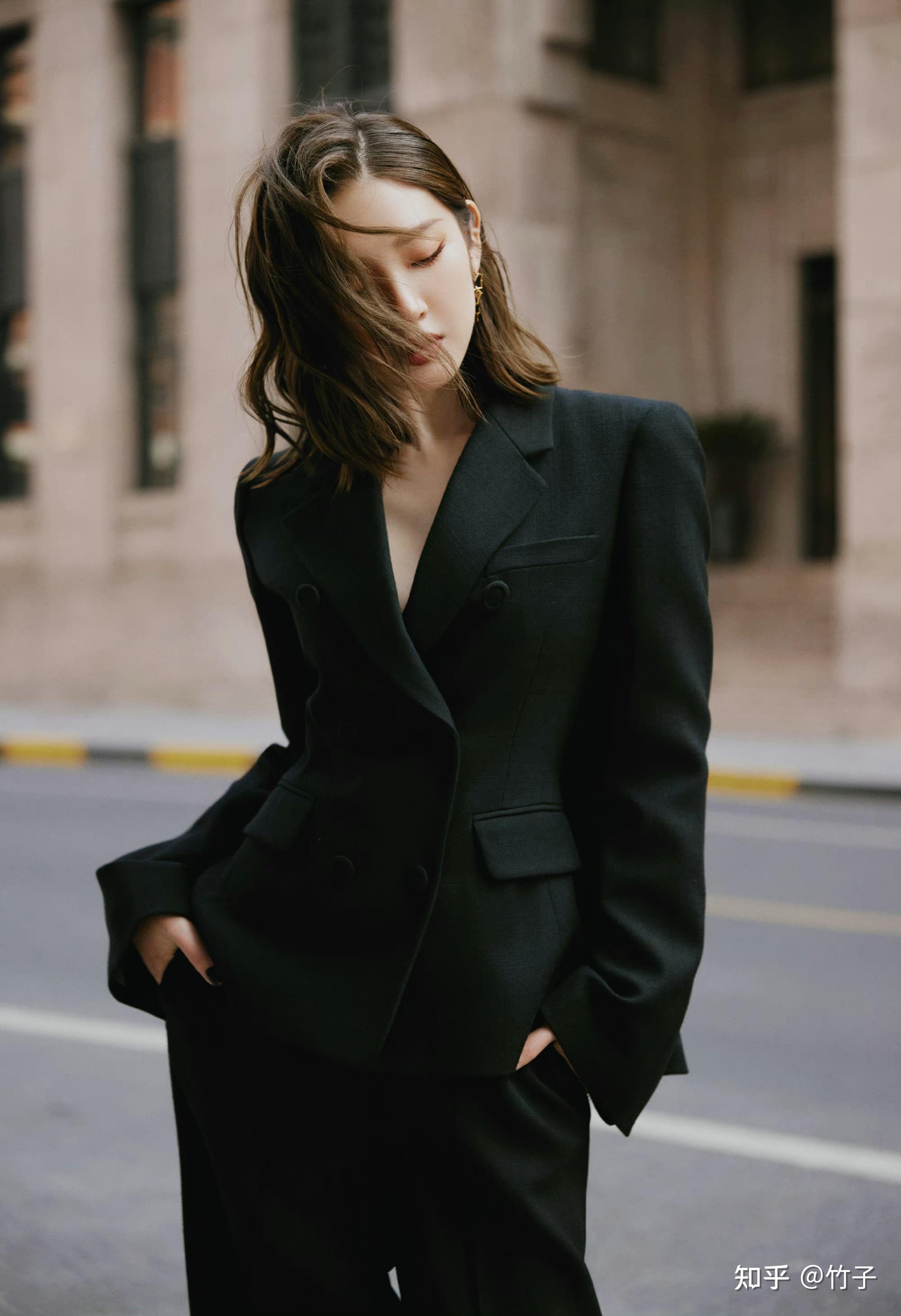 唐艺昕最新美照分享,黑西装微卷发轻熟妩媚又酷飒,唐艺昕好美啊