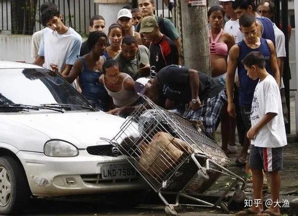 巴西黑帮替政府封城黑帮治国网友直呼取而代之