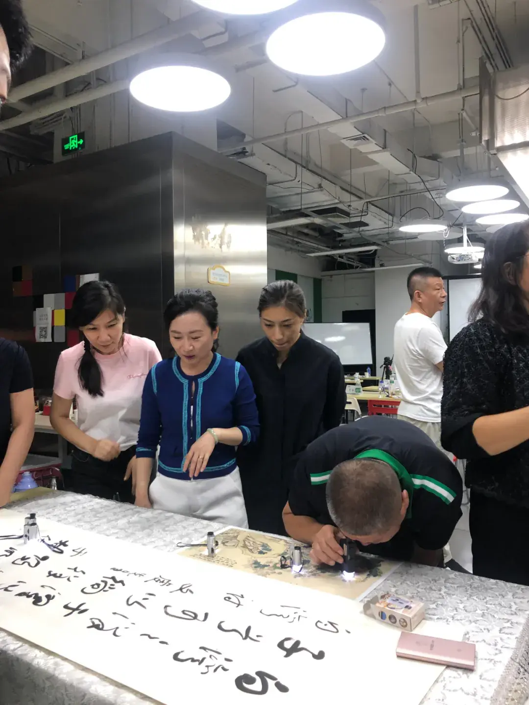 送得慧眼鉴书画后起之秀著名鉴定专家何纯