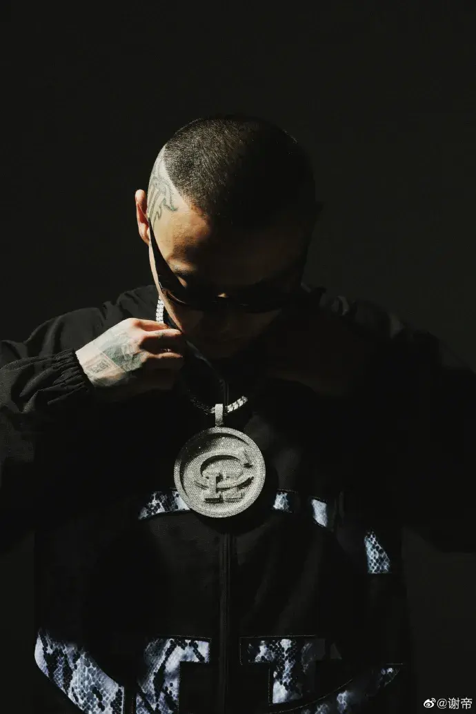 被法老diss过的谢帝让刘聪的好兄弟gai难堪的弹壳全都坐在了同一个