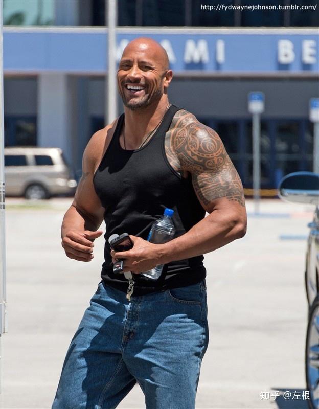 巨石强森留长发"整容",毫无违和感,硬汉气质全无