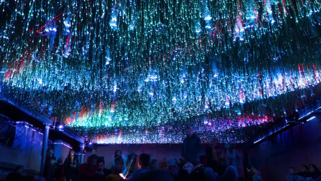 视听装置空中草丛星光璀璨