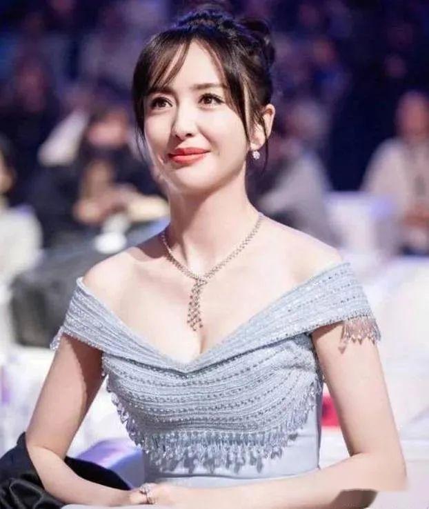 佟丽娅长得好看在,这已经是娱乐圈公开的秘密,尤其是她在春晚主持节目