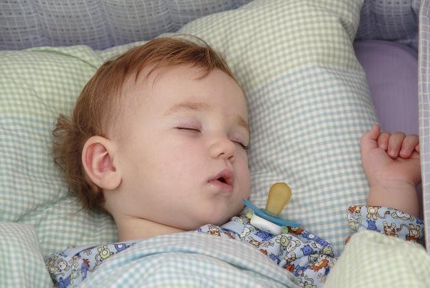 三个月的宝宝 头好像有些歪 可以用定型枕吗 知乎