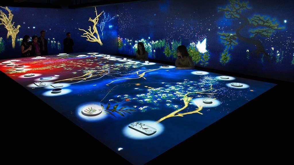 餐桌上的艺术表演光影下的魔幻餐厅teamlab艺术餐厅