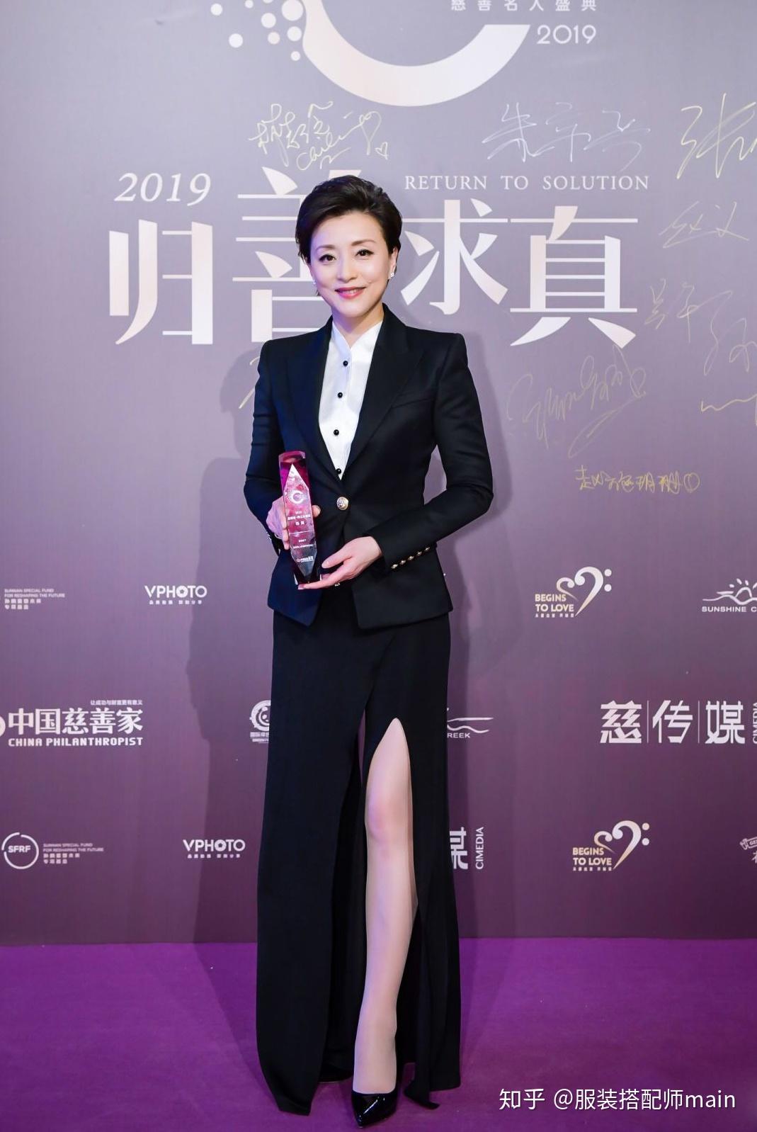 51岁杨澜终于换下西装黑色开衫混搭白纱裙年纪越大反而越优雅