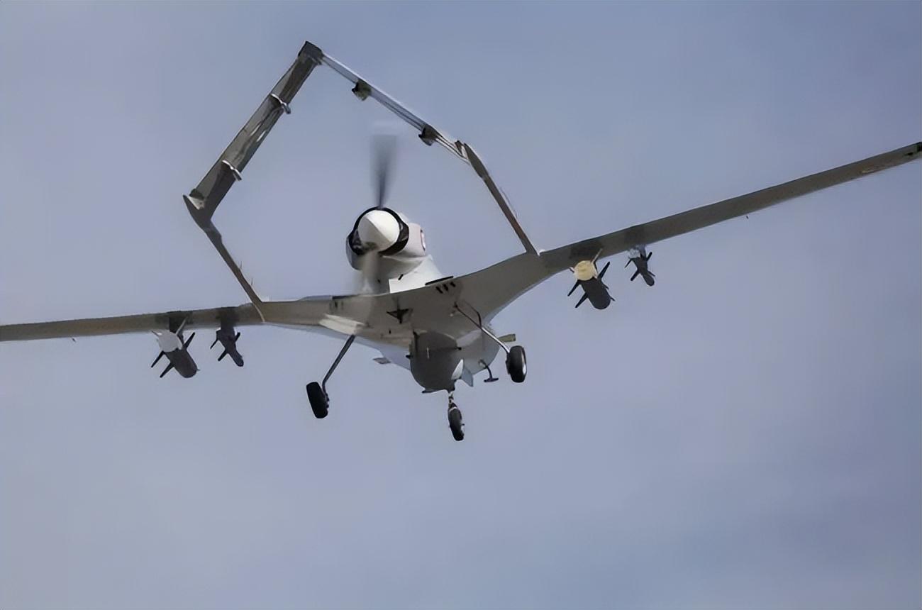 二,纳卡战争爆发,无人机炸碎机械化部队