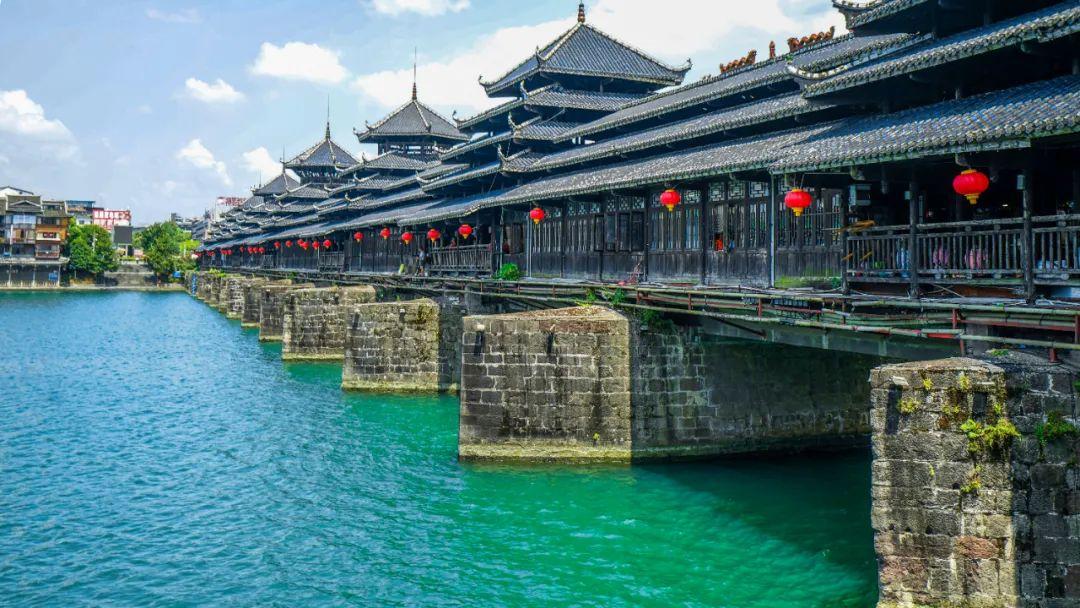 侗族地区的第一座风雨桥是建于明万历十九年(1591年)的芷江龙津风雨桥