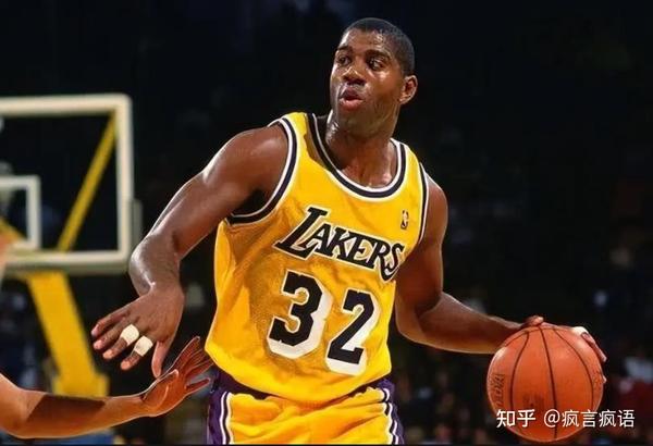 詹姆斯在NBA赛场上的精彩表现与实时比分动态