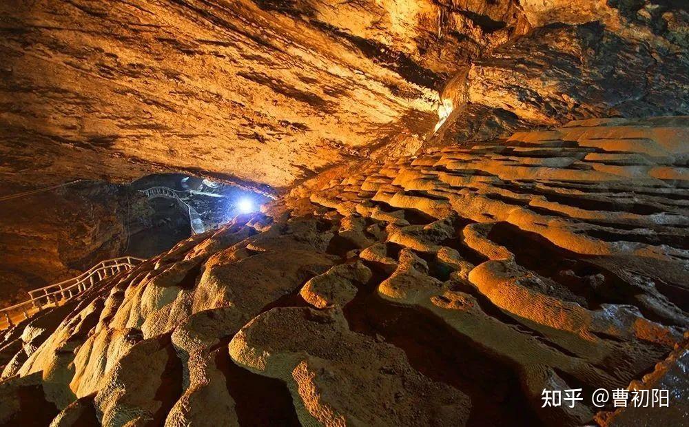 地中海夕照云朵满天筛海红,孤桅逐影夕阳中.