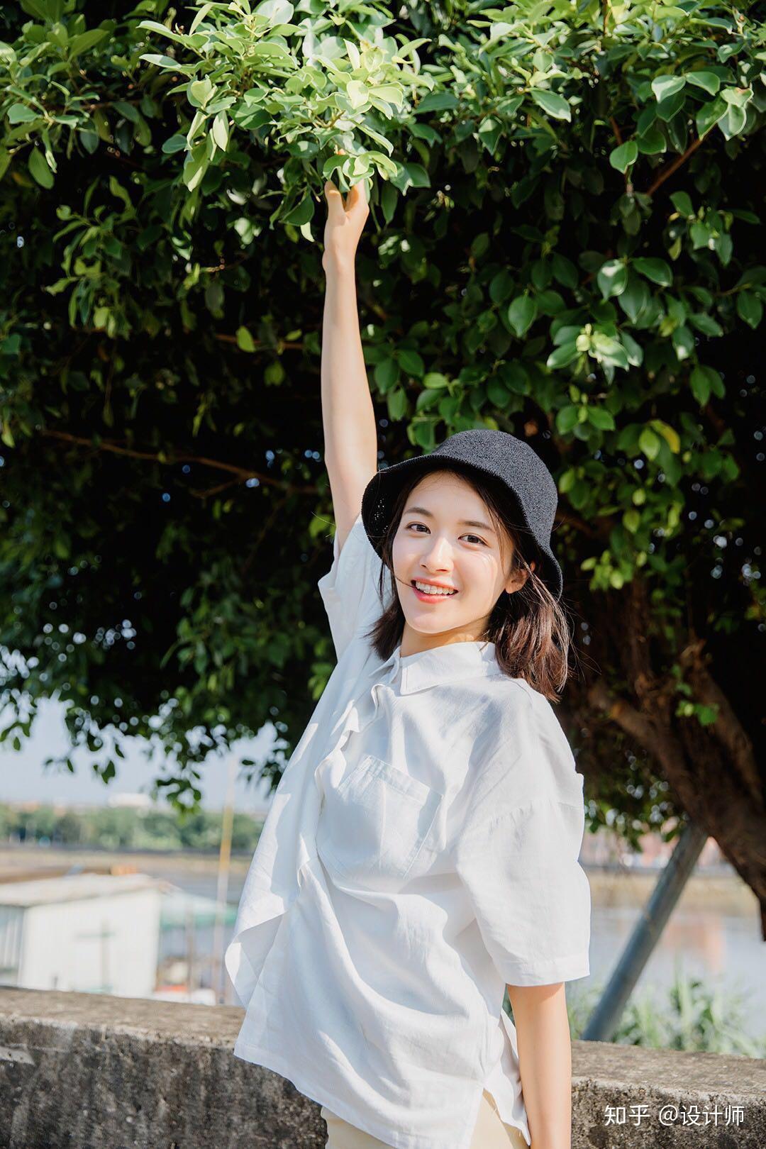女生公园草地姿势