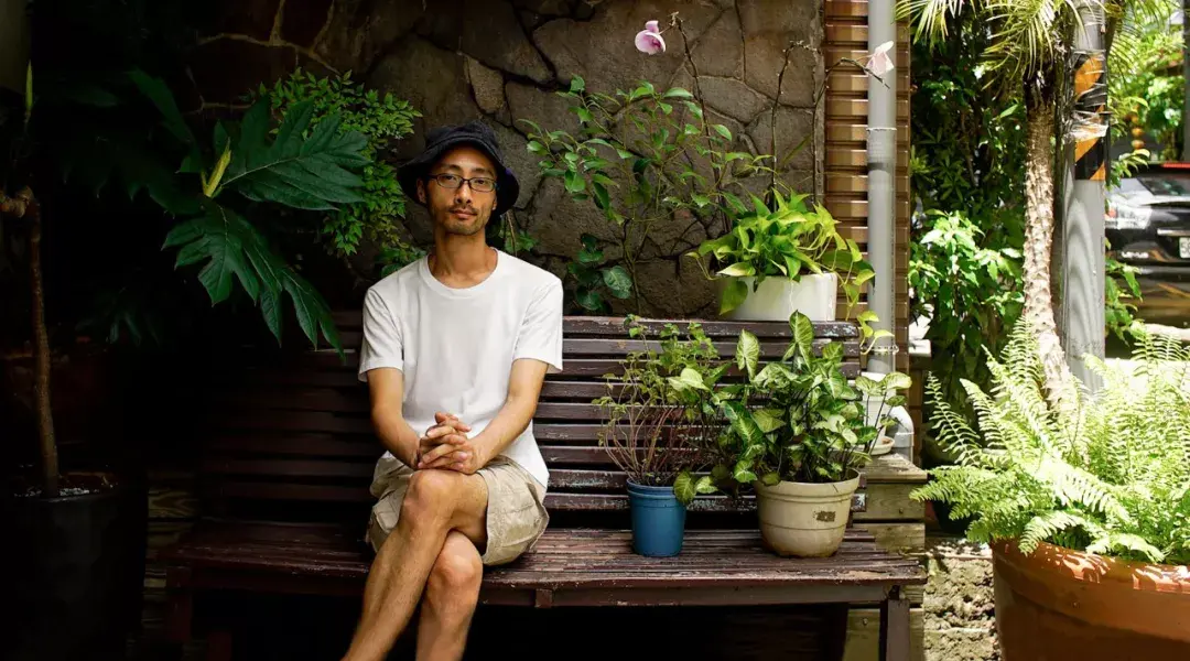 更是把自己做二休五的美妙生活写成了书,之后的大原不但出去穷游世界