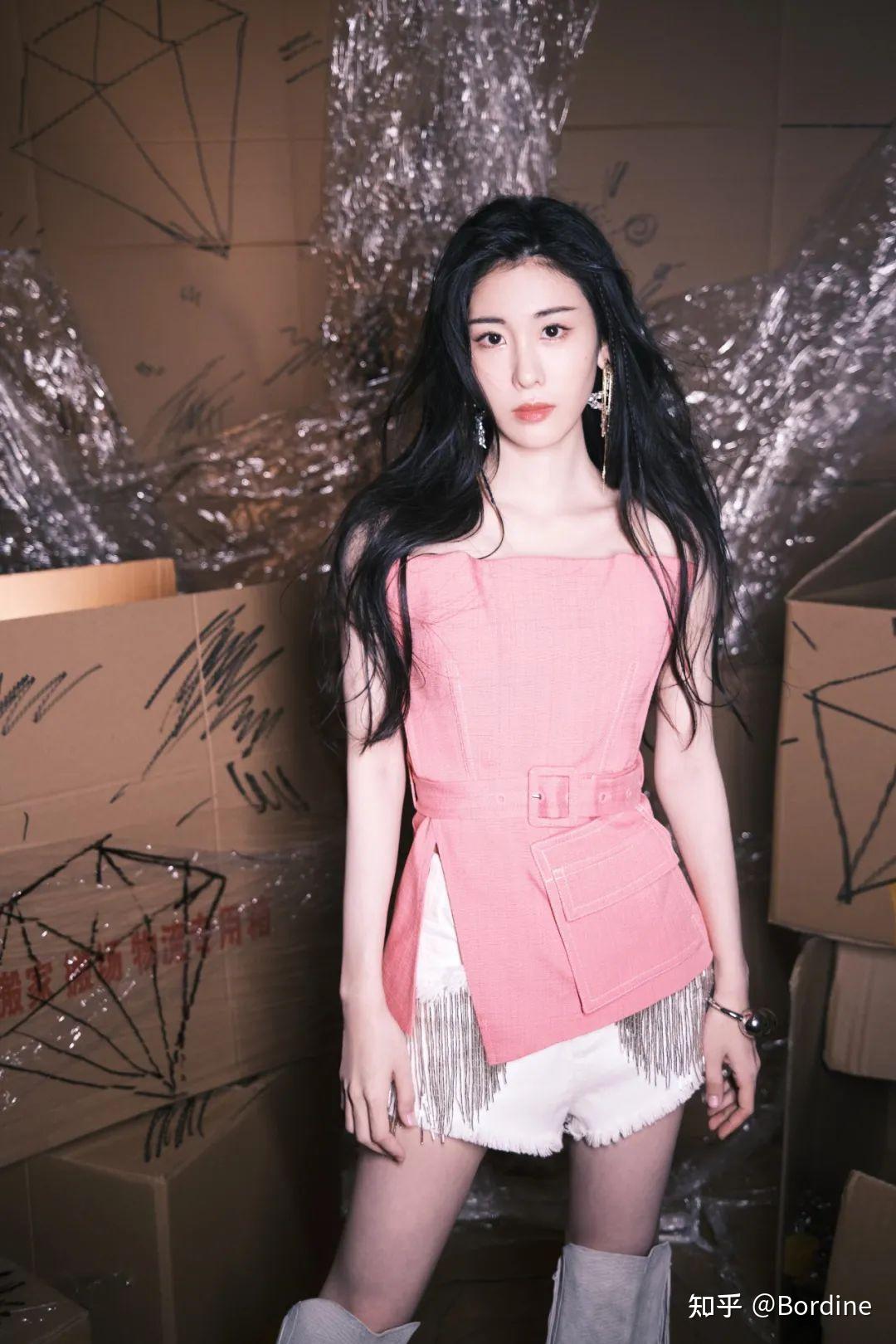 张碧晨的搭配未免大胆了些粉色连衣短裙和白色过膝长靴清新更有满满