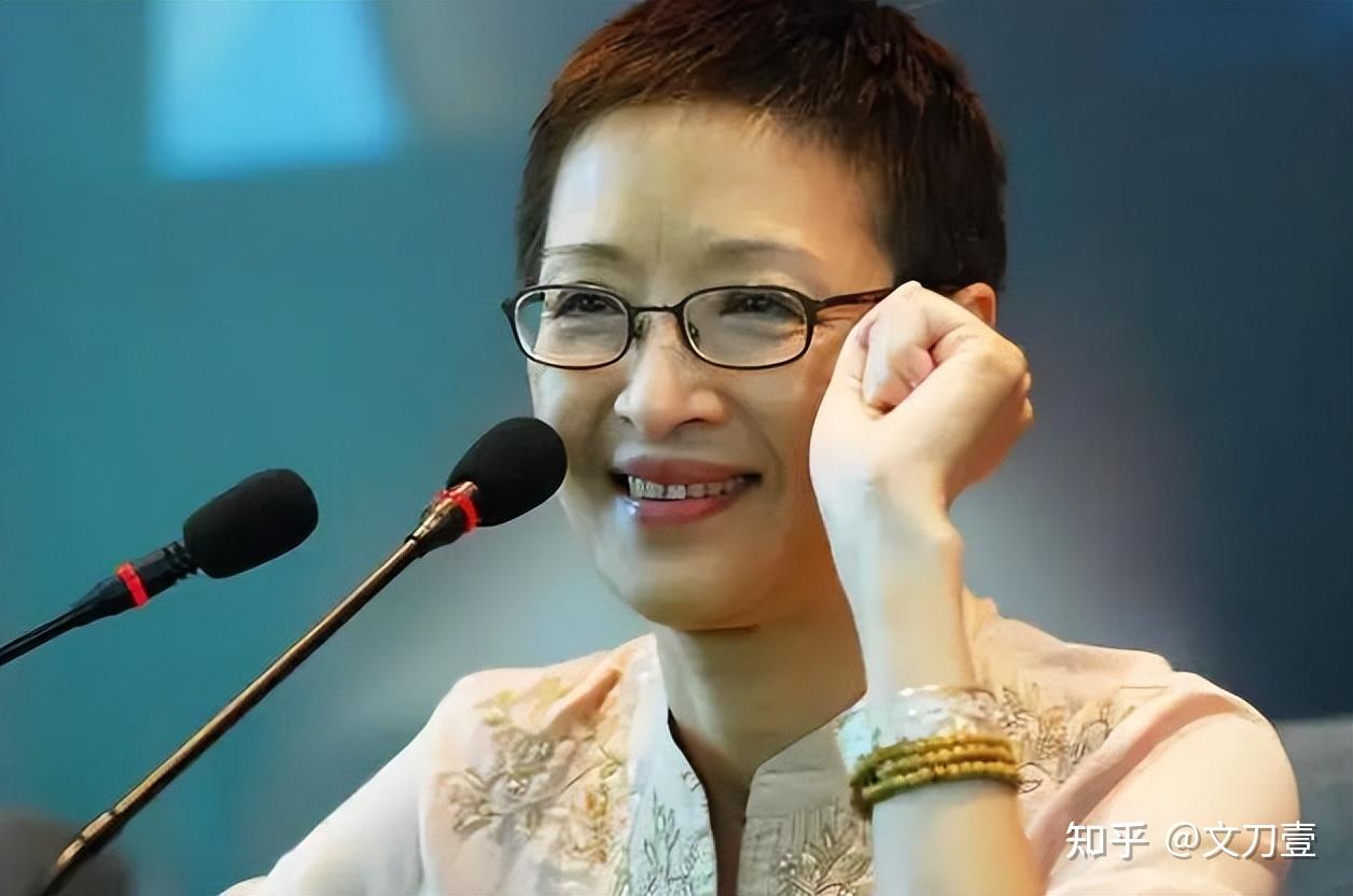 在他因为各种事情入狱,名声狼藉之时,是萧孟能大胆启用,在文学界捧红