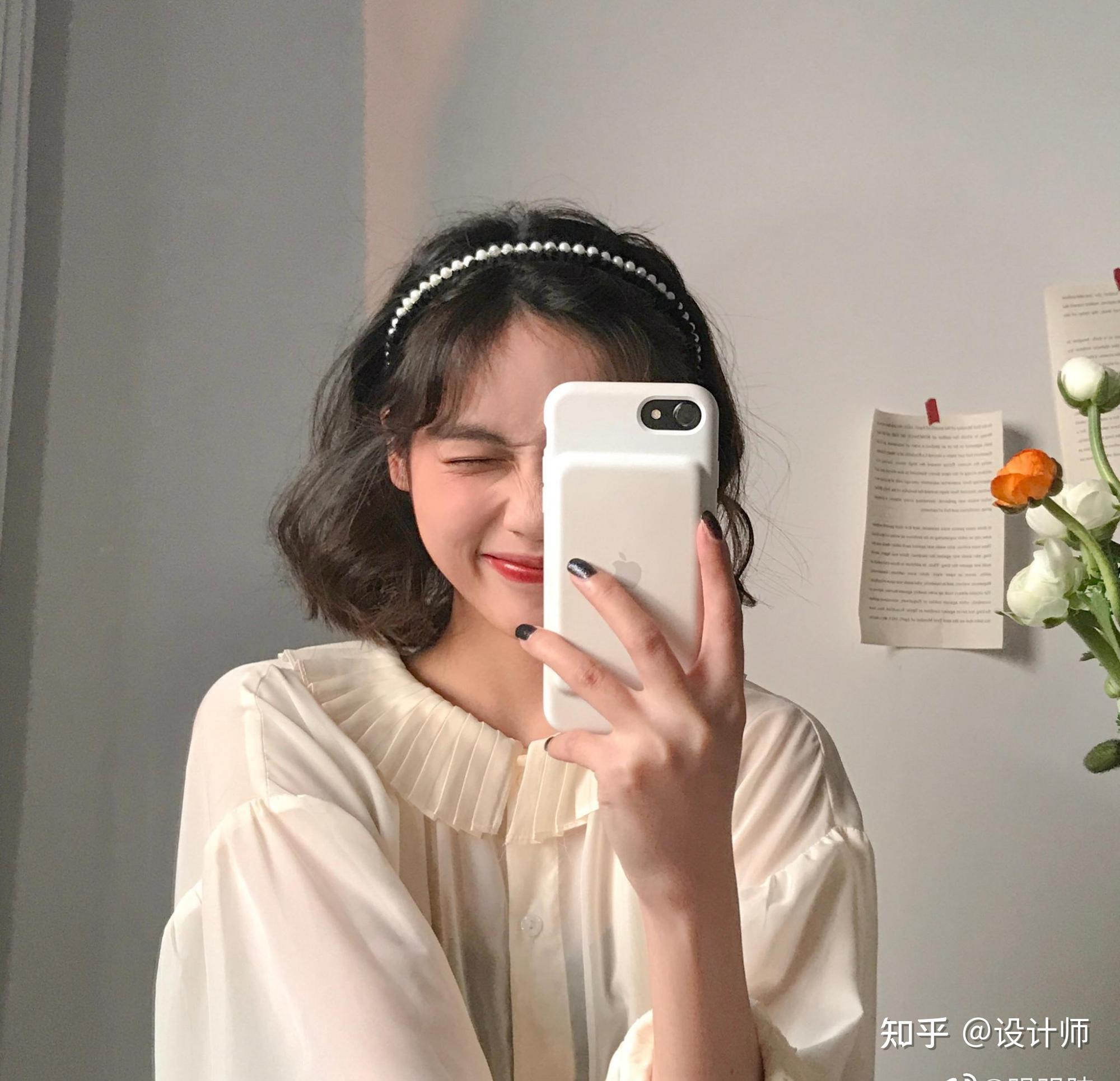 对着镜子拍,觉得自己是怎样的姿势漂亮就摆什么样的姿势,这样的自拍照