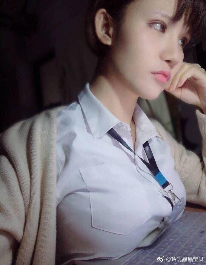 胸大的姑娘真的可以把胸放在桌子上面然后办公做事情吗