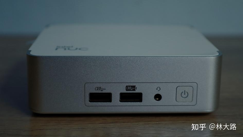 它的三维尺寸:117 x 111 x 37mm(长宽高),这个尺寸比友商的macmini