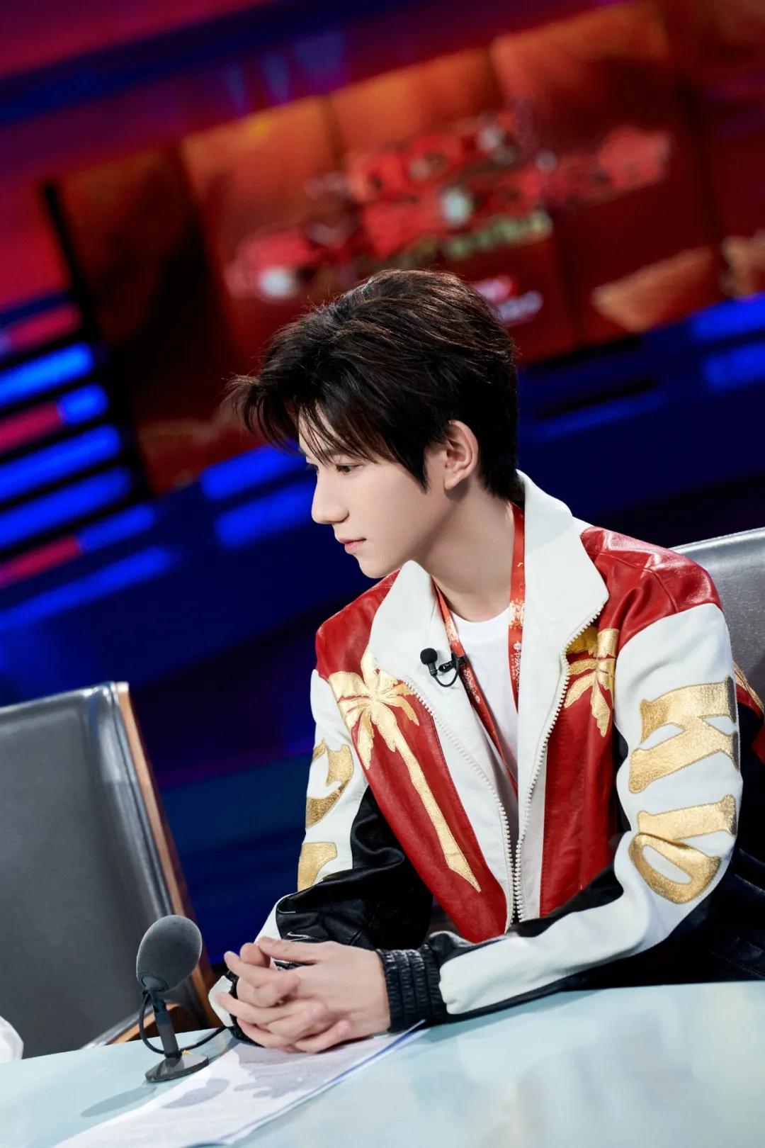 北京春晚代言人直播现场,王源皮肤白皙亮光,果然是最帅的崽 - 知乎