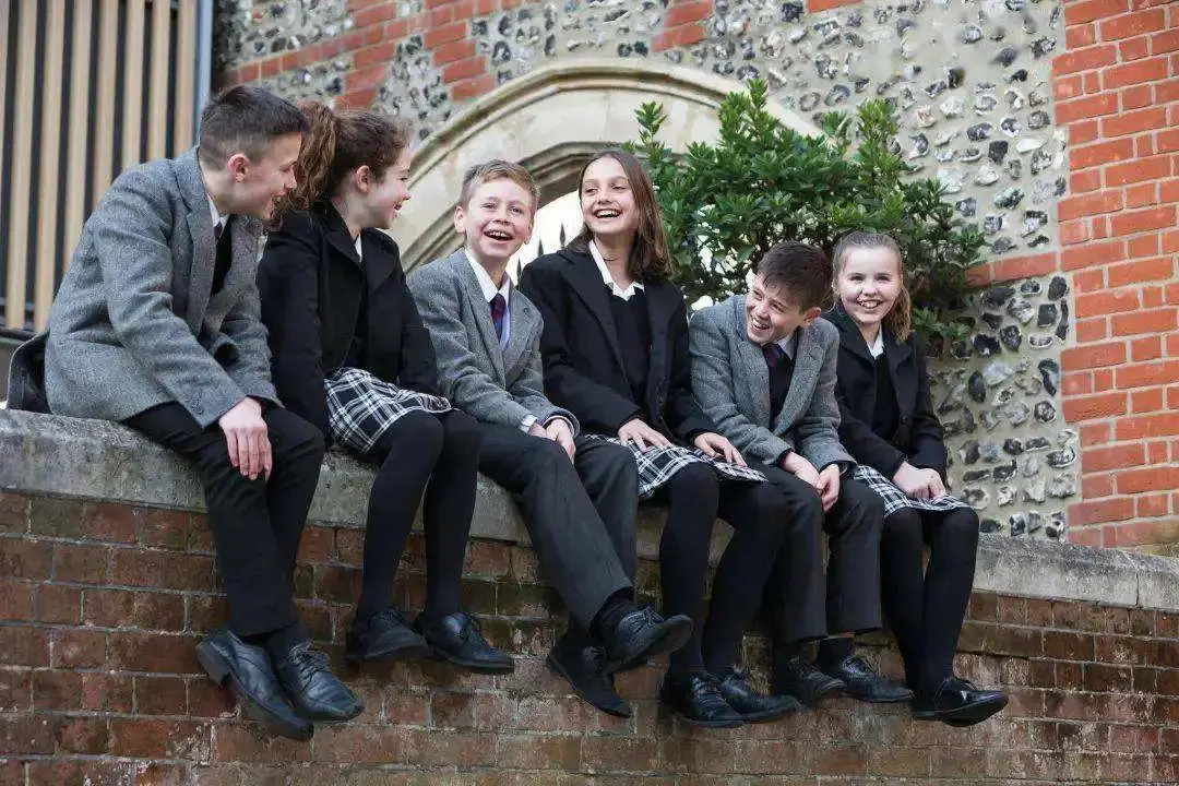 英国中小学留学费用全解丨英国私校贵吗如何省钱如何申请减免