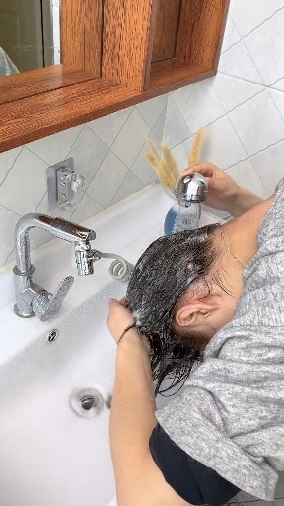 没有这个神器之前,我都是低头在洗脸池洗头,因为空间太小,所以不方便