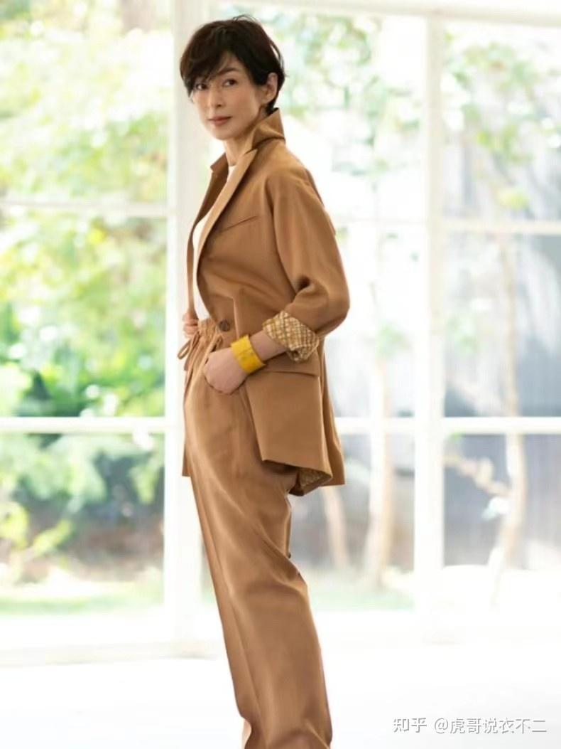 小黑裤跑鞋早过时了学日本主妇这样穿赶时髦又显年轻