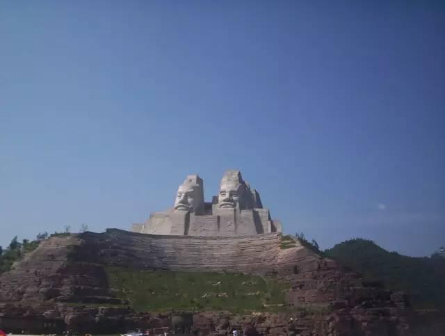 發跡於黃河流域,因此後人在此樹立巨塑表達對炎黃二帝的懷念和敬仰之