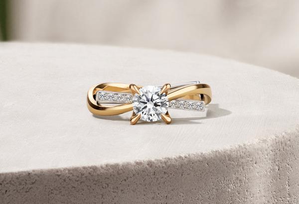 佩戴一些款式大气,而且稍微带些粗狂造型的钻戒,现在流行的中性钻戒