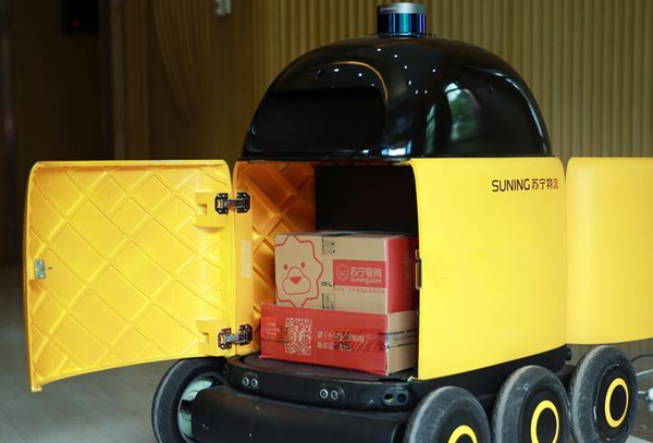 苏宁无人快递车落地南京可避让行人自己乘电梯