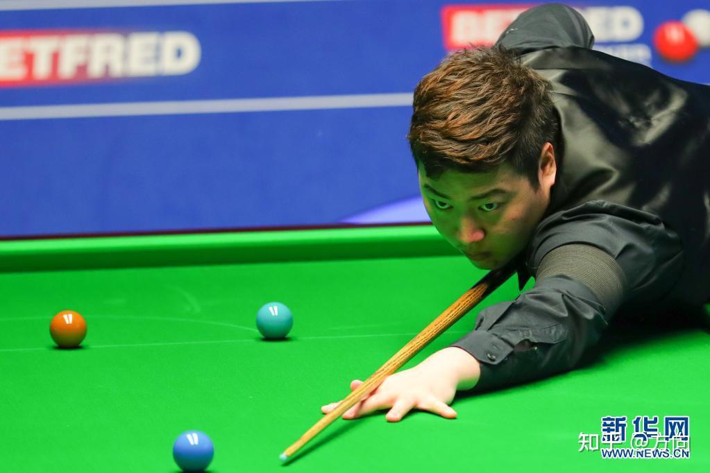 4月18日,在英国谢菲尔德进行的2021年斯诺克世锦赛首轮比赛中,中国