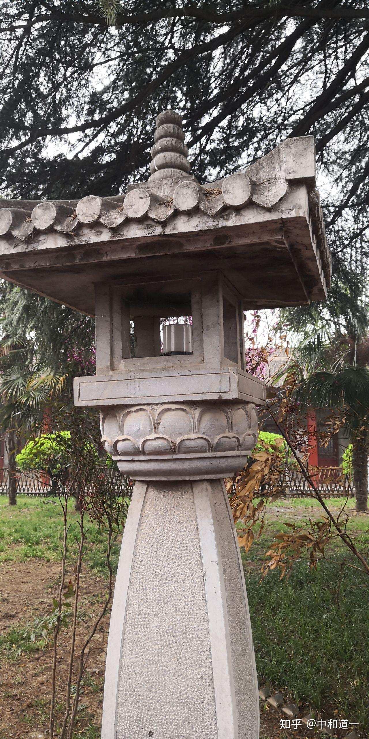 惠能得以赴黄梅县东禅寺参礼五祖,得益"乃蒙一客取银十两与惠能,令充