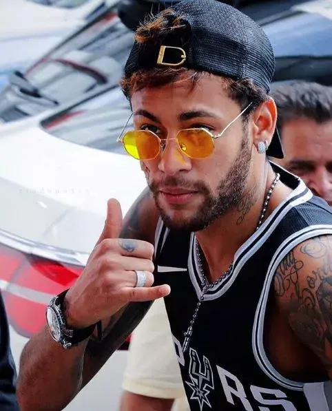 内马尔衷爱篮球衣,身穿马刺球衣,鸭舌帽反扣,配上近期爆款单品彩色