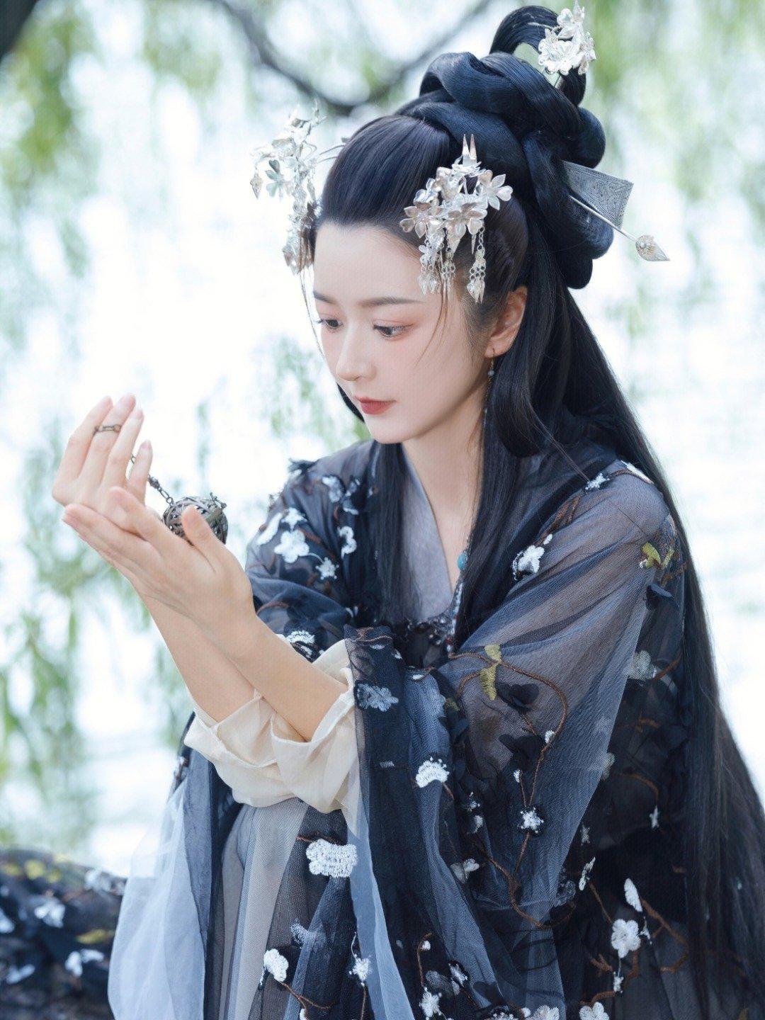 盘子女人坊《花开无尘》|等你来打卡这独特的黑色苗族元素写真 - 知乎