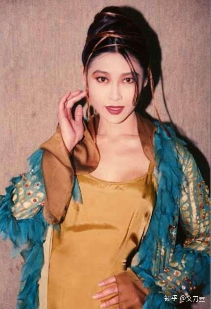 香港第一艳星叶玉卿嫁人后生下两儿一女如今55岁优雅老去