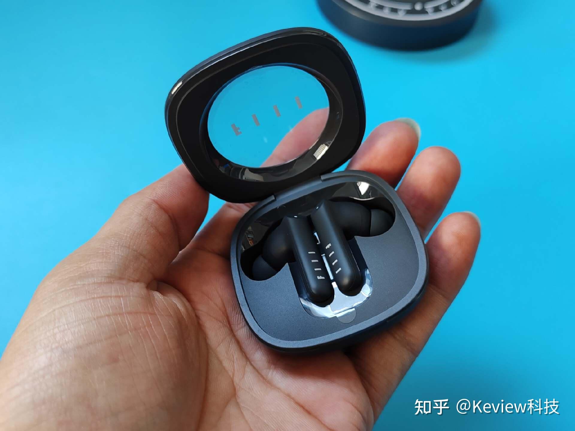 fill key pro蓝牙耳机的机体为扁平结构,充电仓采用了圆形透明舷窗