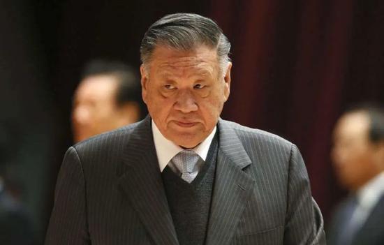 但是郑周永更信任时任现代重工副总裁的四儿子郑梦宪.