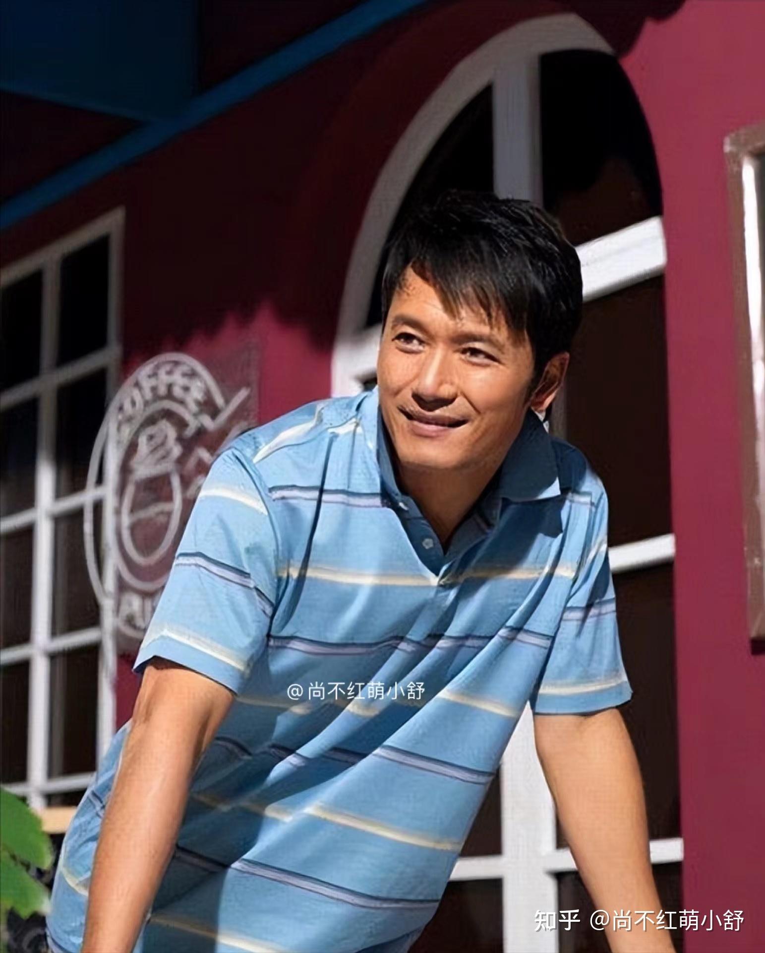 63岁苗侨伟满脸皱纹也帅气,穿西装时髦,网友:这男人帅了一辈子 - 知乎