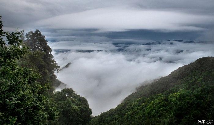 古生代火山多次噴發的流跡,第四紀冰川遺蹟,原始次生森林聞名遐邇