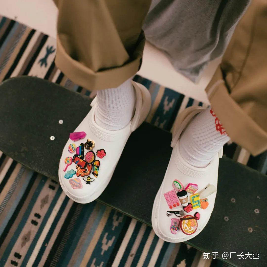 被中国年轻人买爆的Crocs是哪个国家的品牌？洞洞鞋究竟值不值得买？ - 知乎