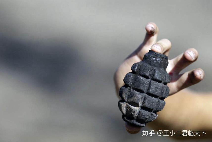 乌军总司令助手的儿子玩起手榴弹少校抢夺拉动拉环生日成亡日