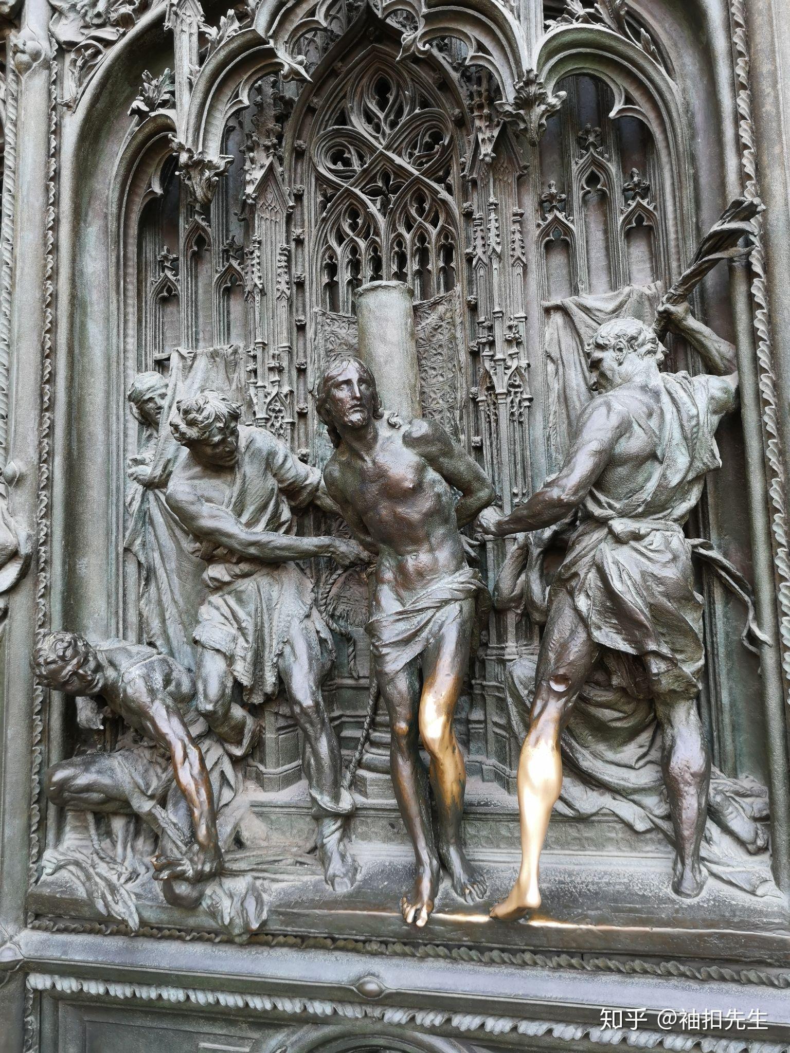 米兰大教堂门上的浮雕