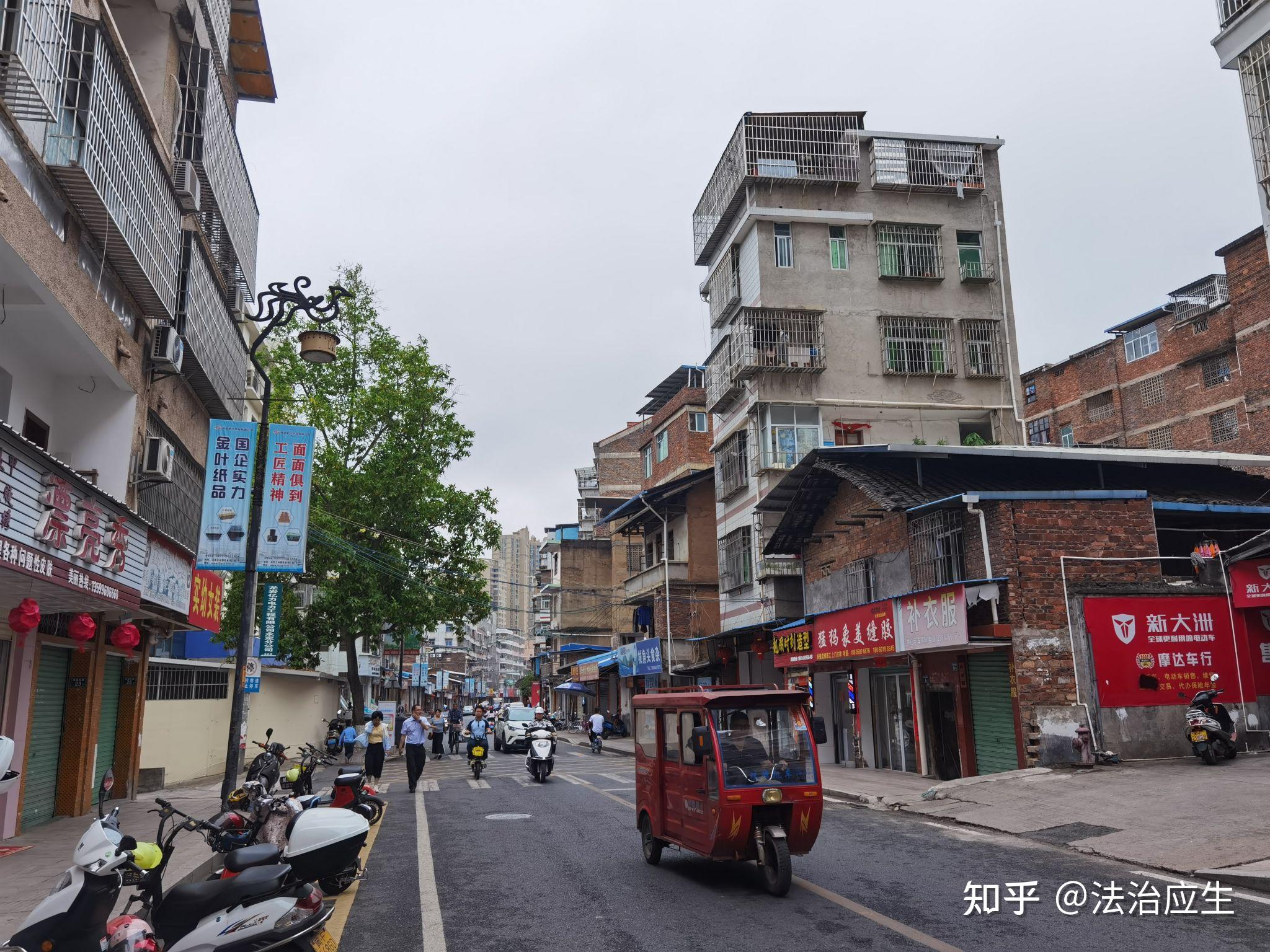 (永定城区)主要观点是:永定区经济发展不起来主要是人口不集中,县城小