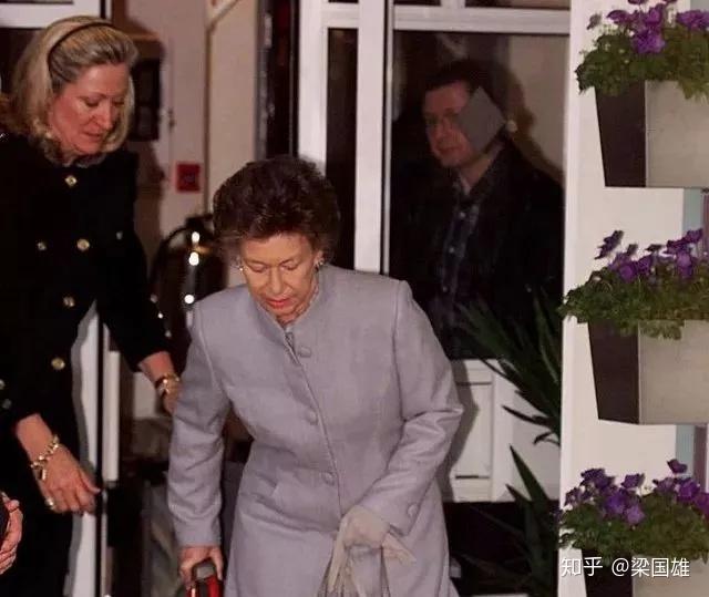 却不记得她的美好2002年,饱受疾病折磨的玛格丽特公主因中风引起的