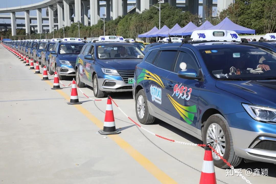 市交通委說,上海出租汽車色彩並不單調:吉祥黃,薄荷青,法蘭紅,