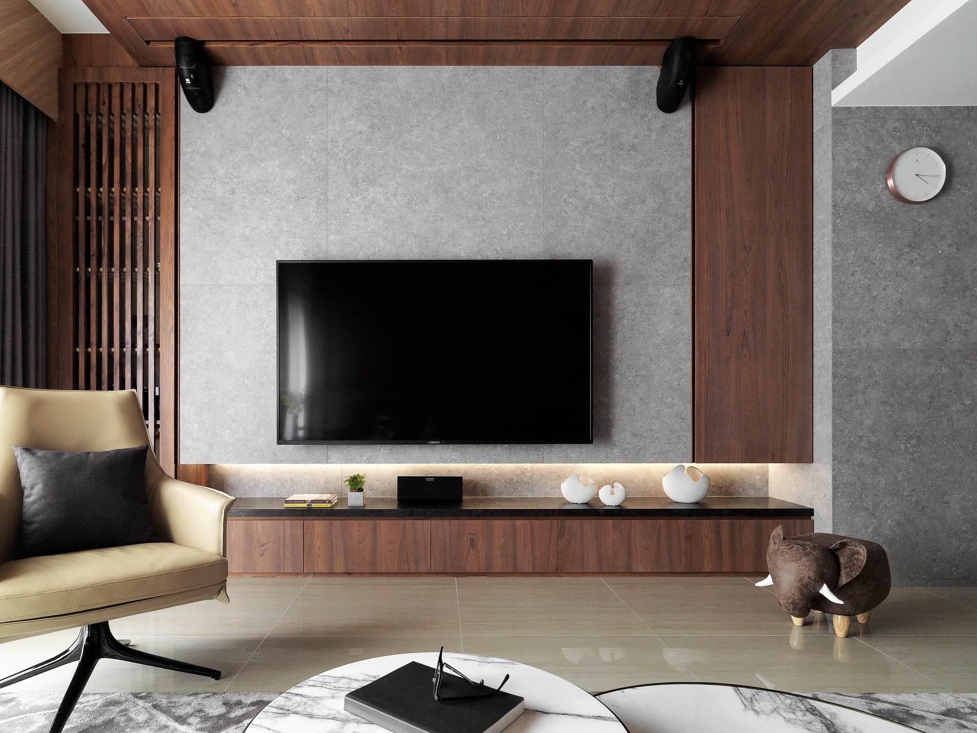 电视背景墙可以利用硬包来装饰,硬包背景墙是用木工板或者中纤板做出