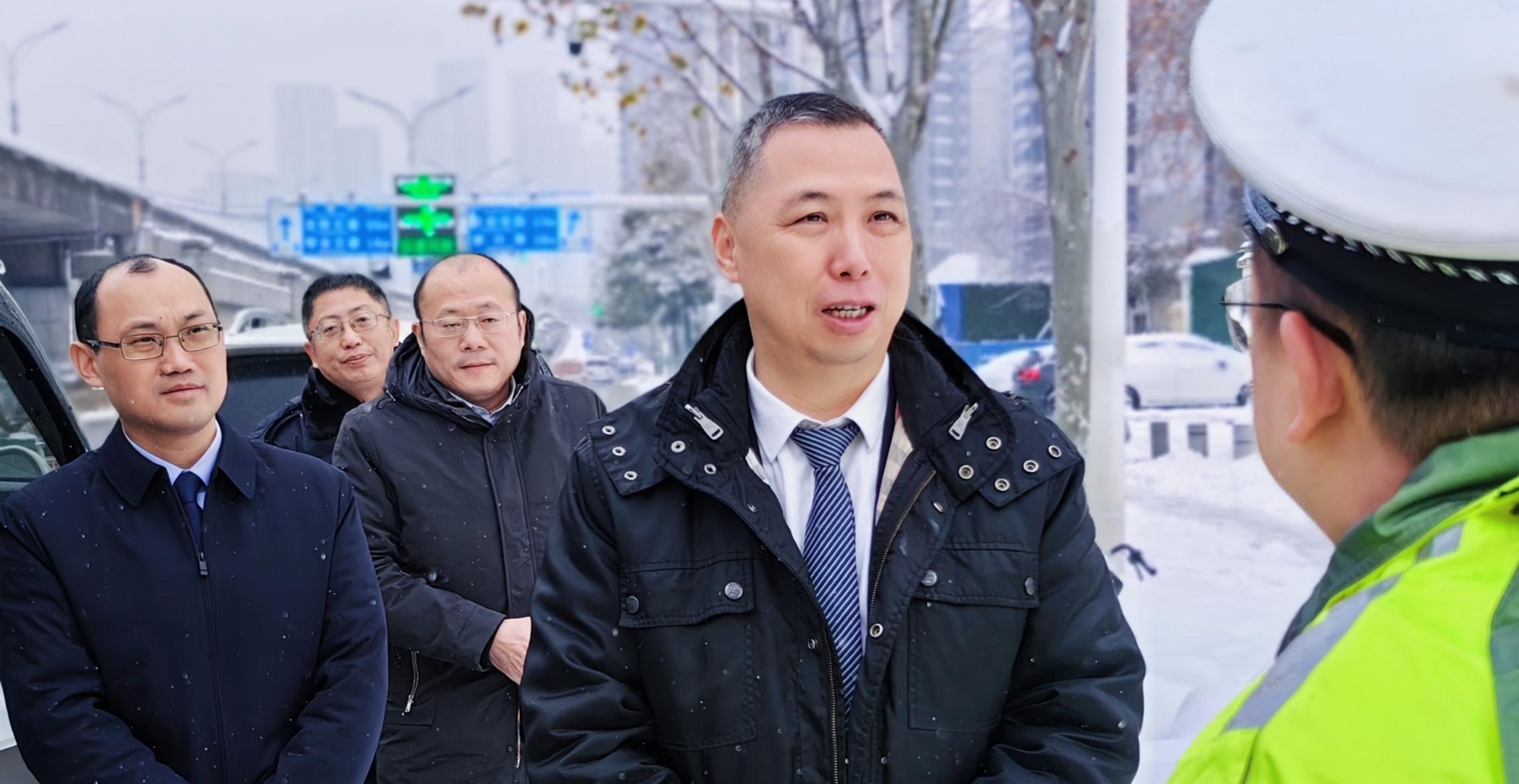 主要领导现场调度分管领导一线指挥委办局街领导率队