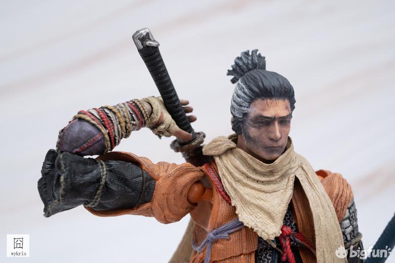 背后的不死斩也能轻松拔刀单膝下跪十分勉强配件不死斩和楔丸不死斩