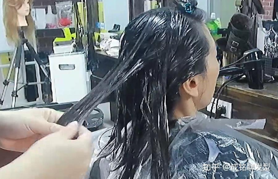 “柔顺”和“软化”有什么区别?看懂这三个细节,做头发不翻车 - 知乎