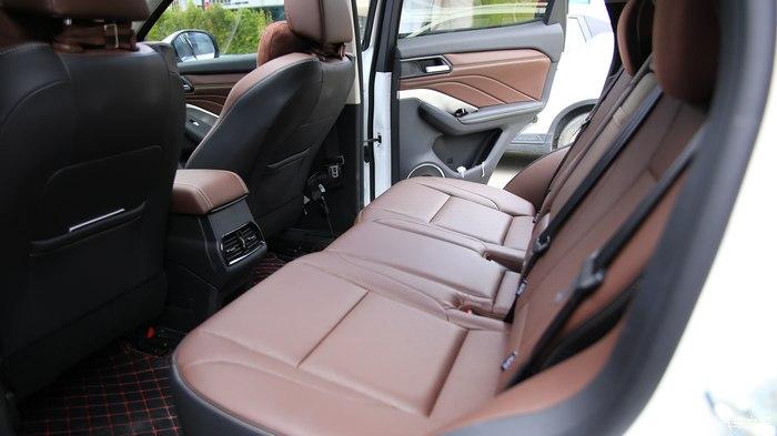 后排空间简直是太宽敞了,一家人用都没有问题,后排坐三个抠脚大汉都没