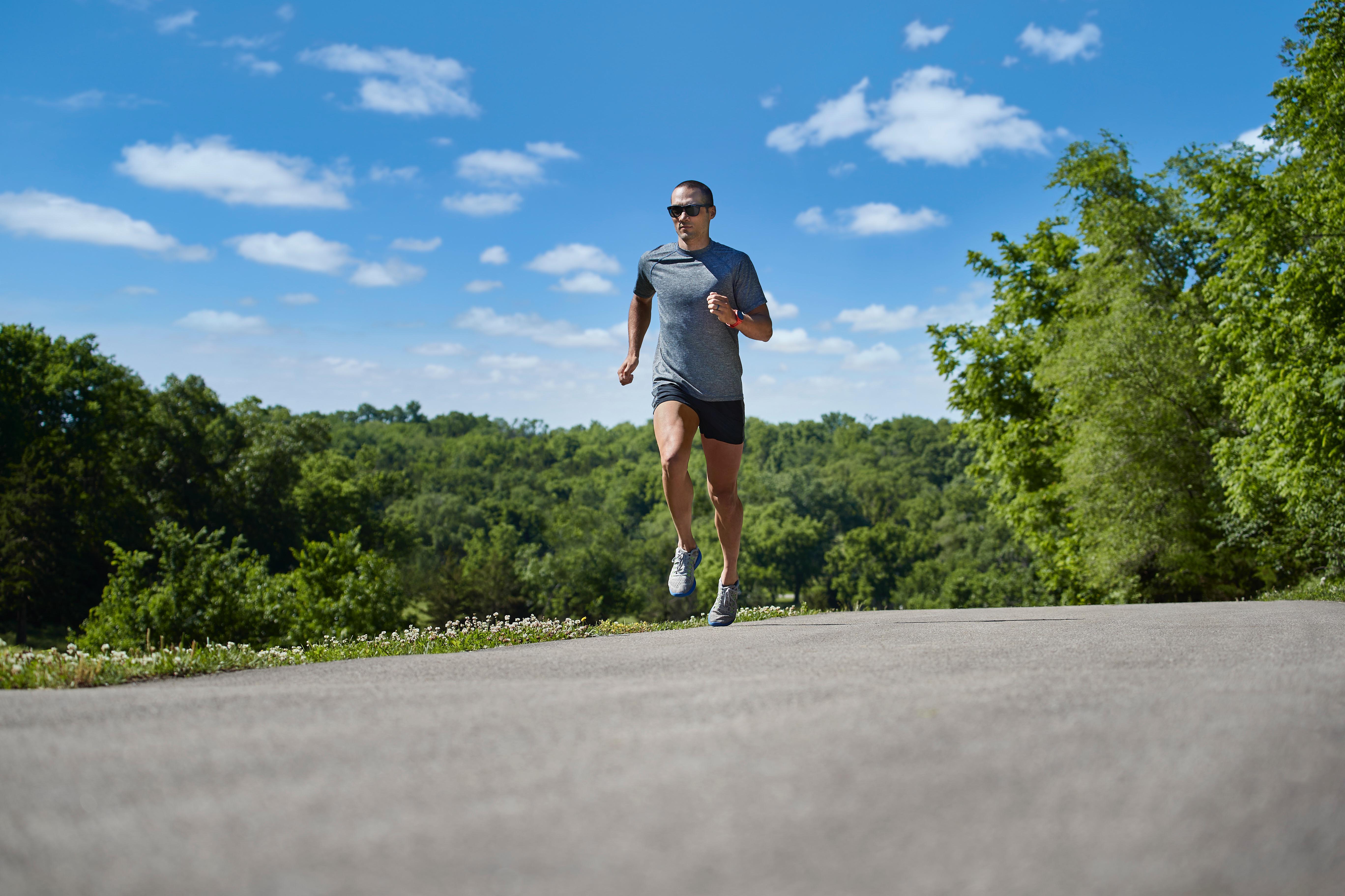 在热带公园运行的跑步运动员女人健身运动励志放松运动公园健身图片下载 - 觅知网