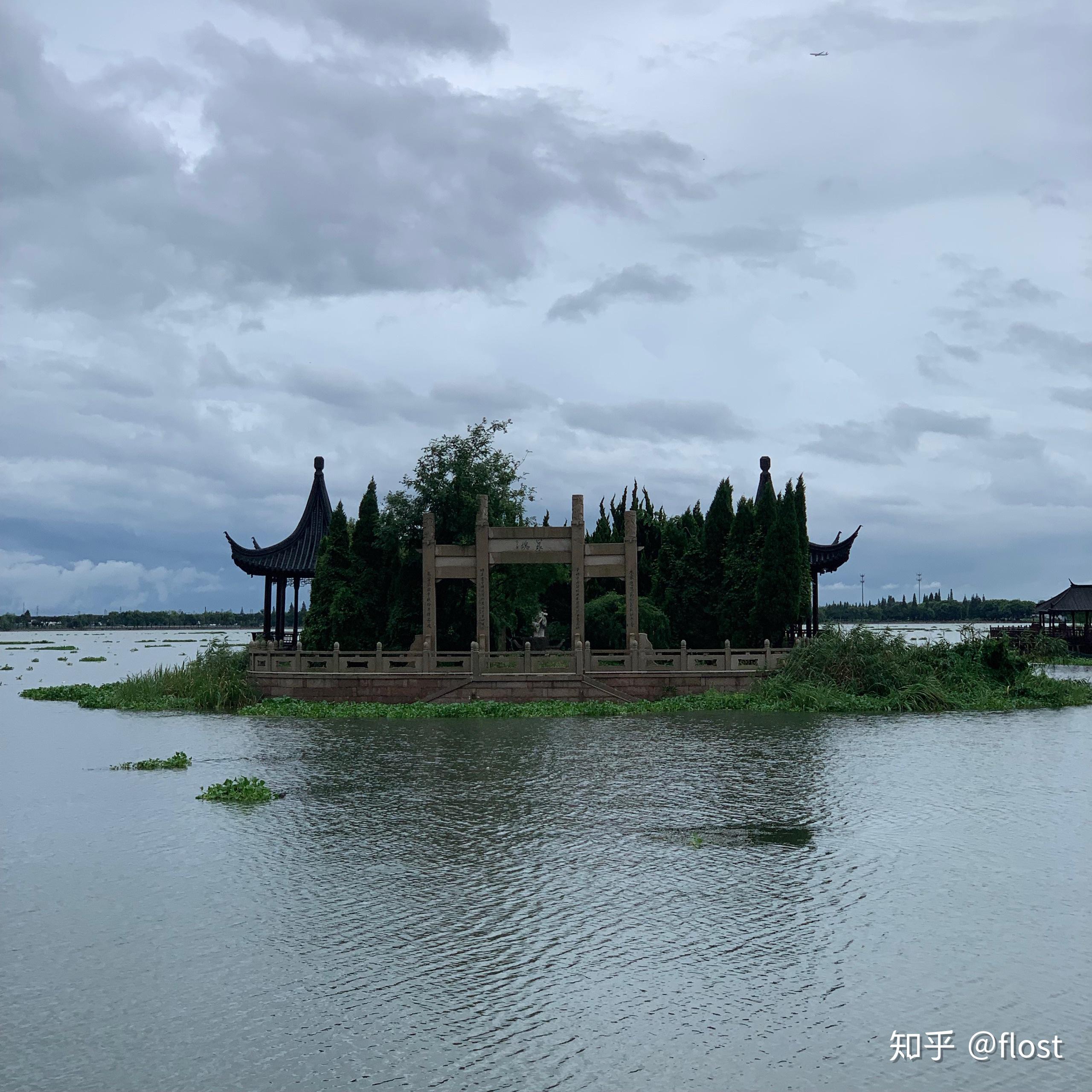 此處便是陳妃水冢,靜臥在古蓮橋南,五保湖中.